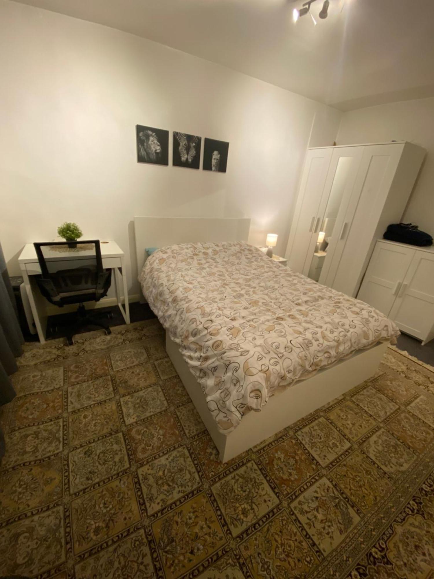 One Bedroom Flat In Chiswick W4 *