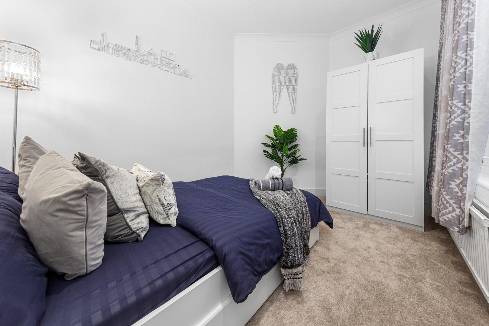 3 Bedroom Sloane Square Kings Road Chelsea Bm1 Apartment London