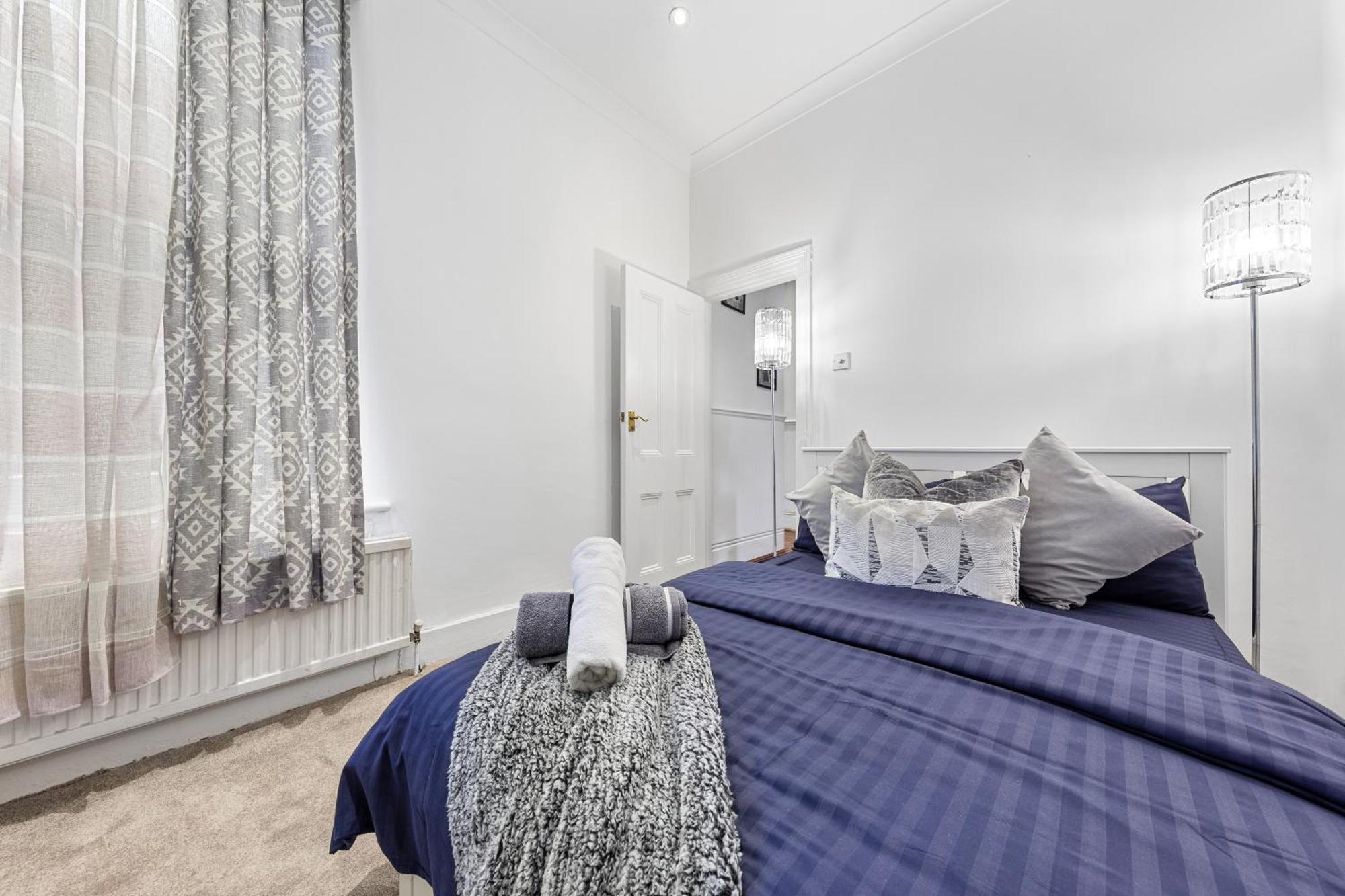 3 Bedroom Sloane Square Kings Road Chelsea Bm1 *