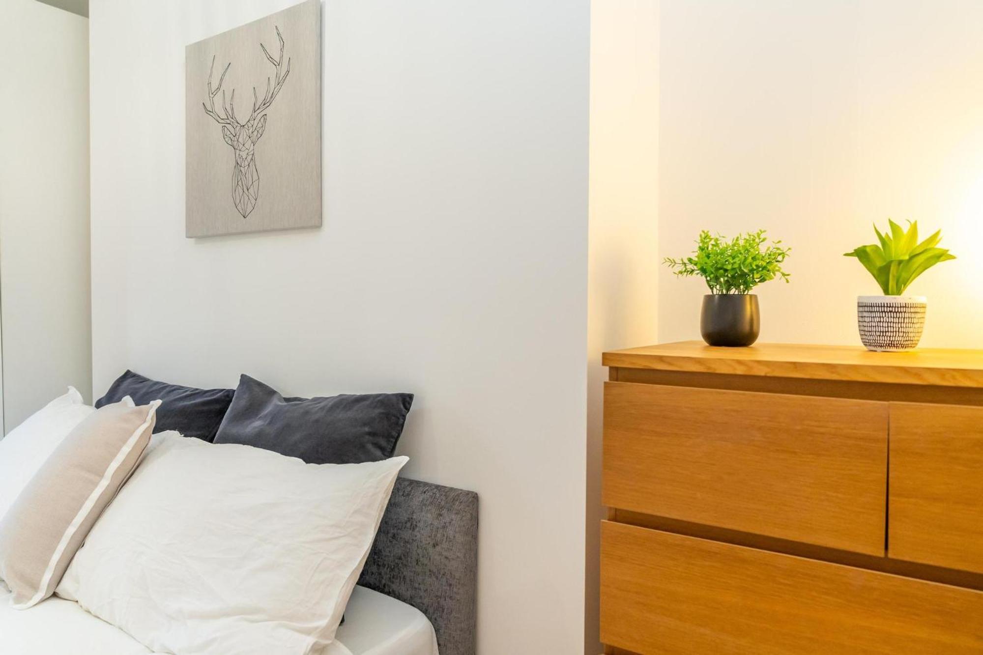 Location! 2 Bed/2bath - Pro Host Londen