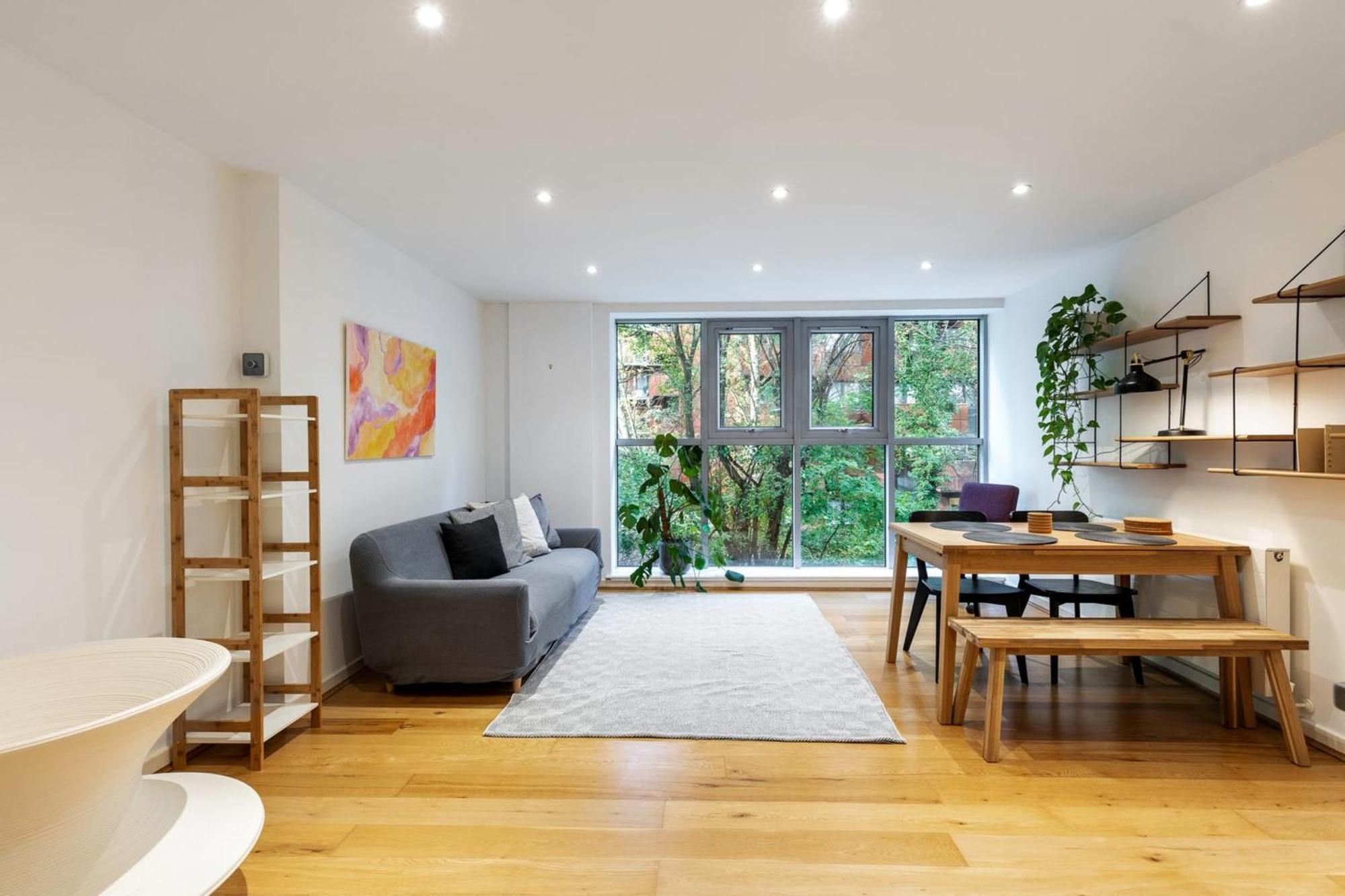 Apartment 2-bed 2-bath In Old Street