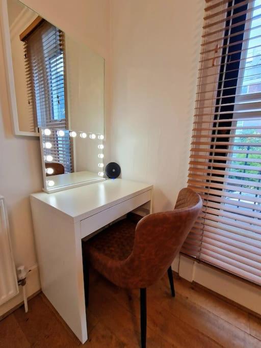 Holiday home 4 Bedroom, 3 Bathroom Private House In London, 3 Minutes Walk To Edgware Road Station *