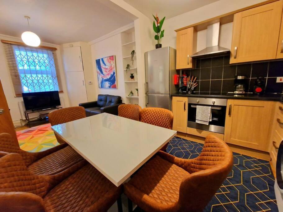 4 Bedroom, 3 Bathroom Private House In London, 3 Minutes Walk To Edgware Road Station Holiday home London