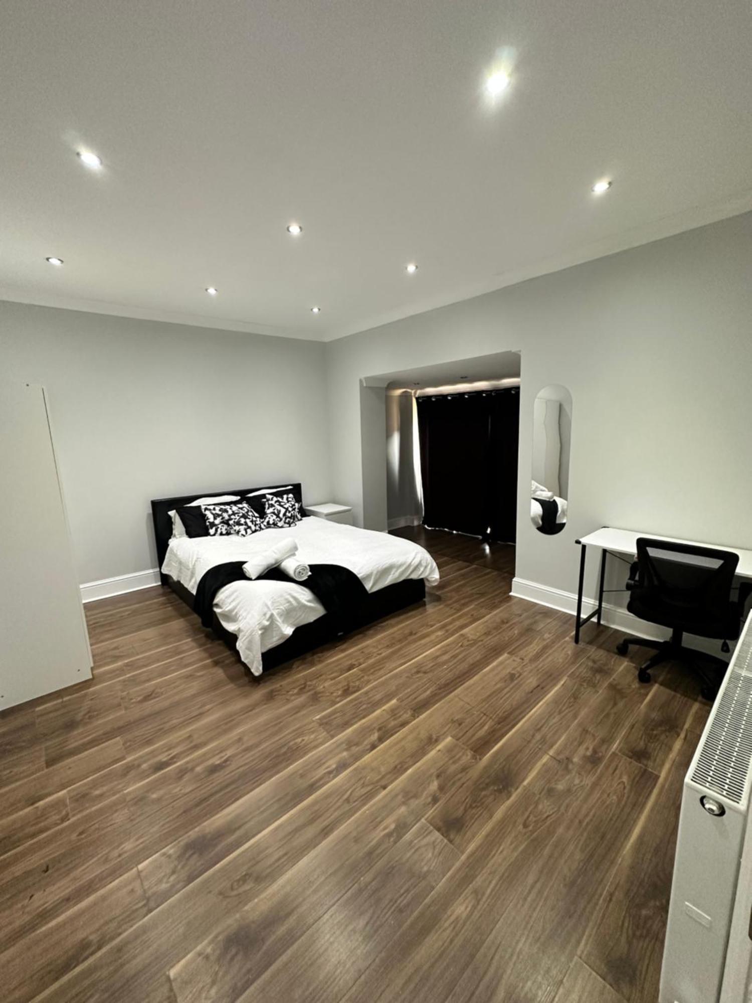 Black & White Double Bedroom Gjestgiverier London
