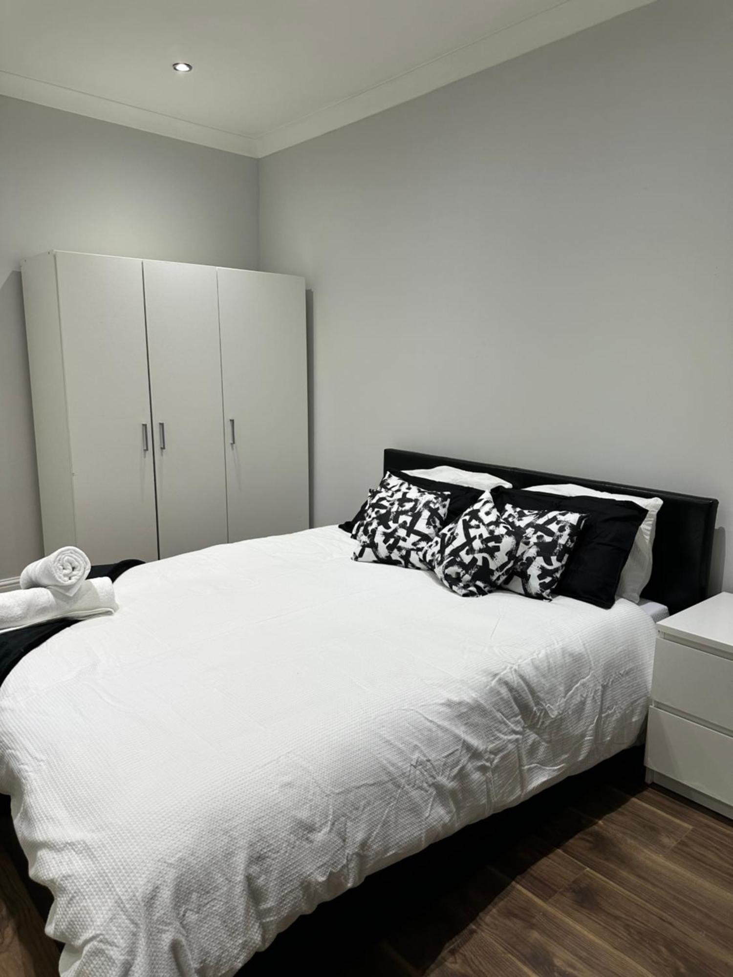 Gjestgiverier Black & White Double Bedroom