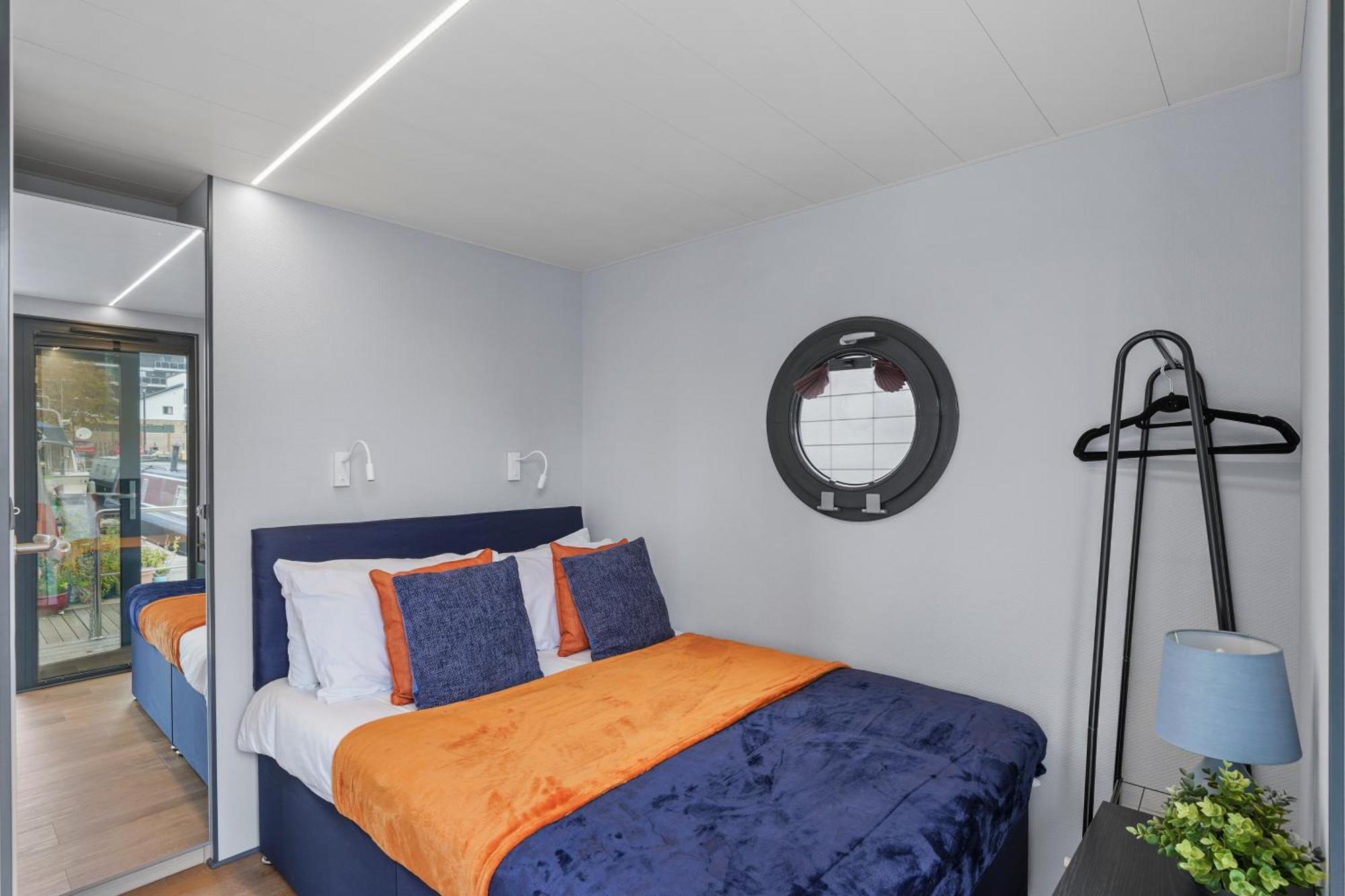 Botel Unique Water In - Sleeps 6