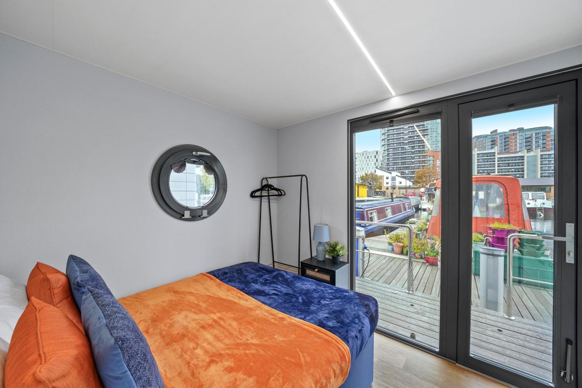 Unique Water In - Sleeps 6 Botel London