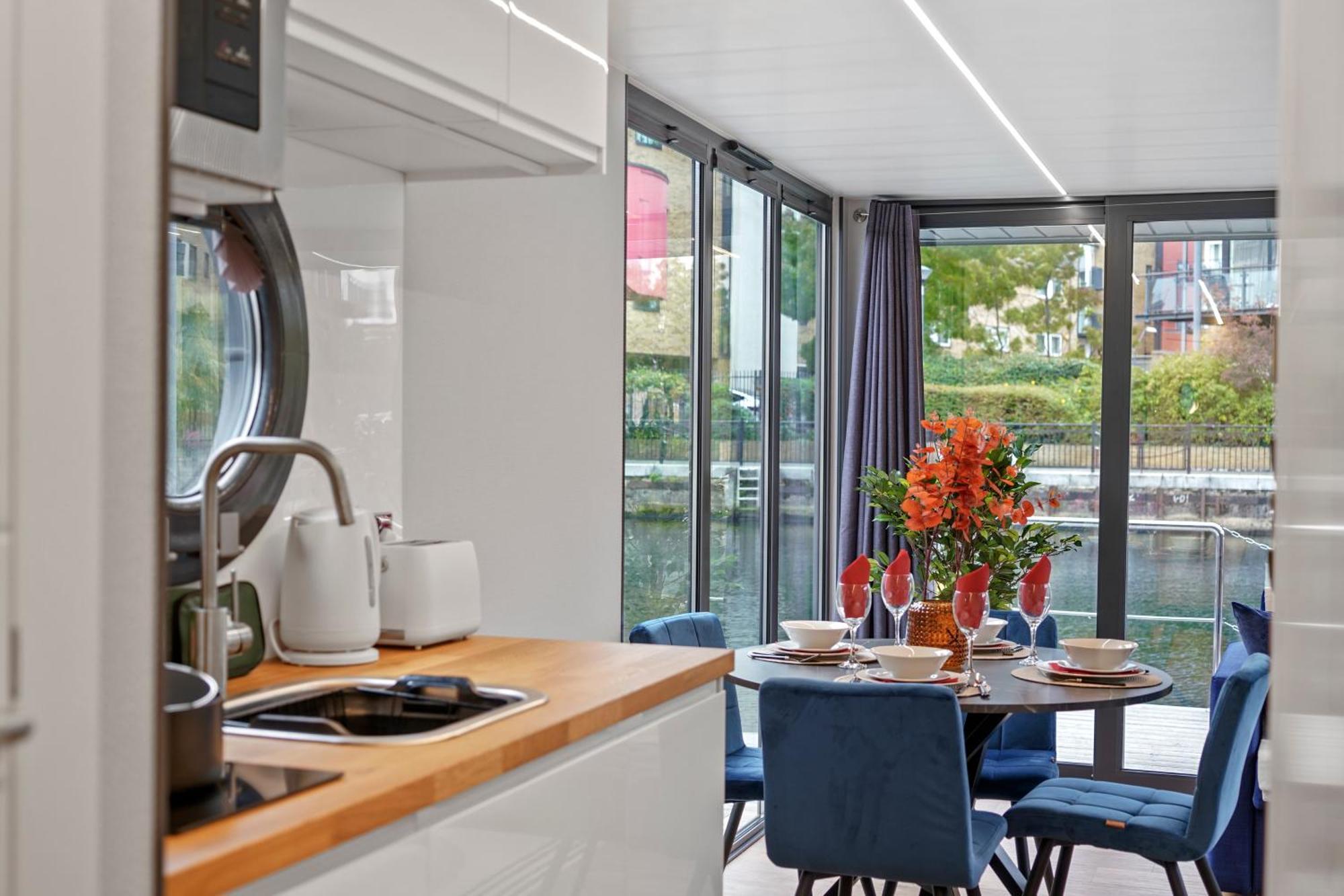 Unique Water In - Sleeps 6 London