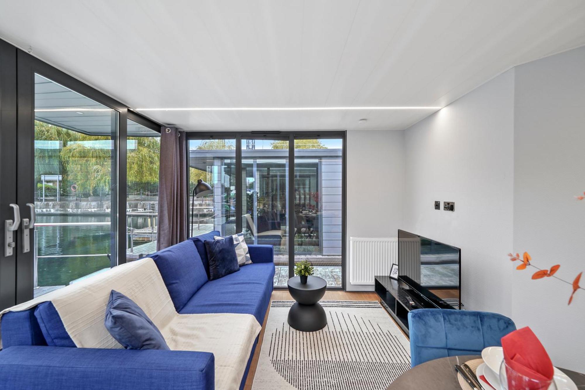 Unique Water In - Sleeps 6 Botel London