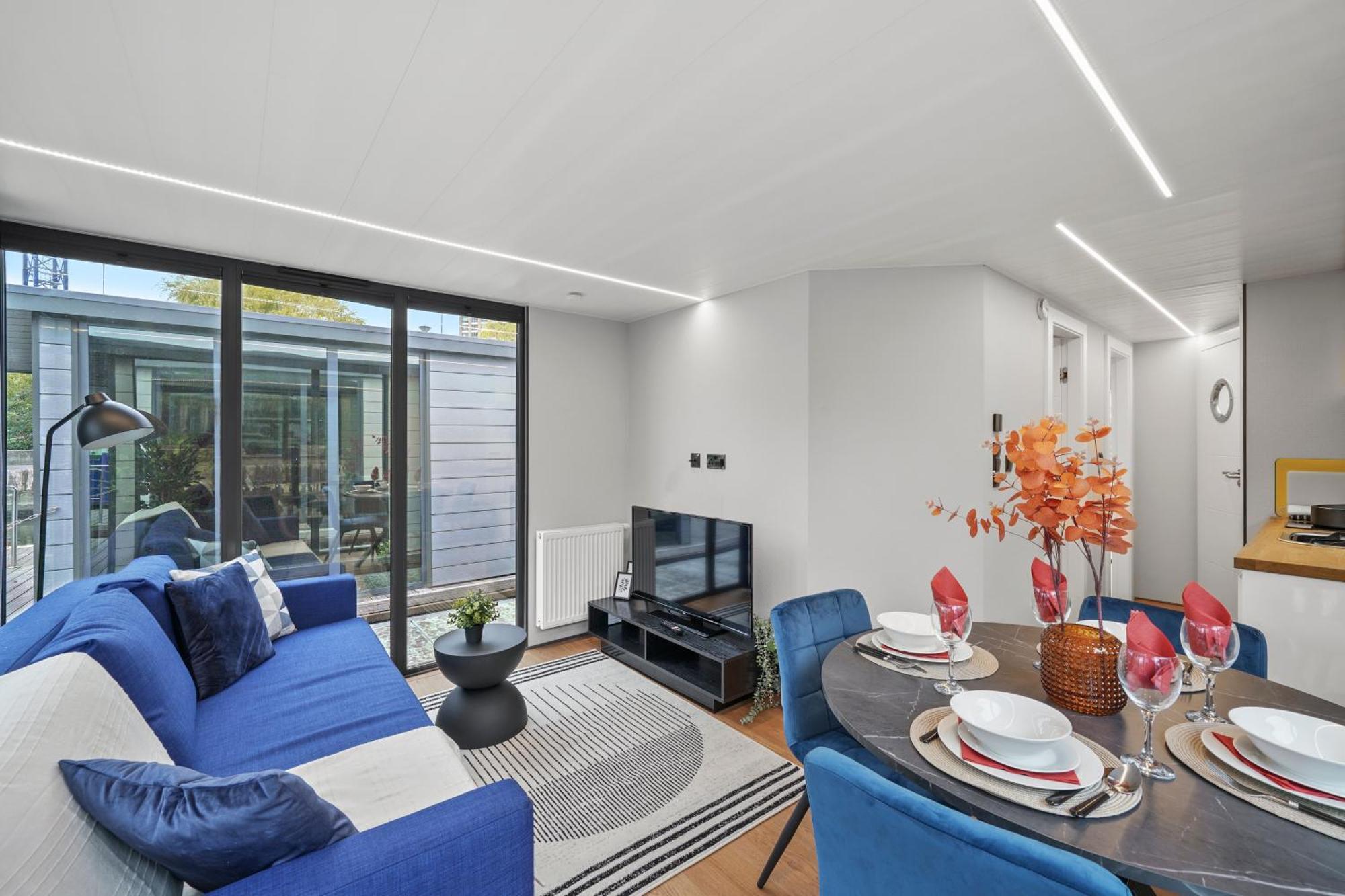 Botel Unique Water In - Sleeps 6 London