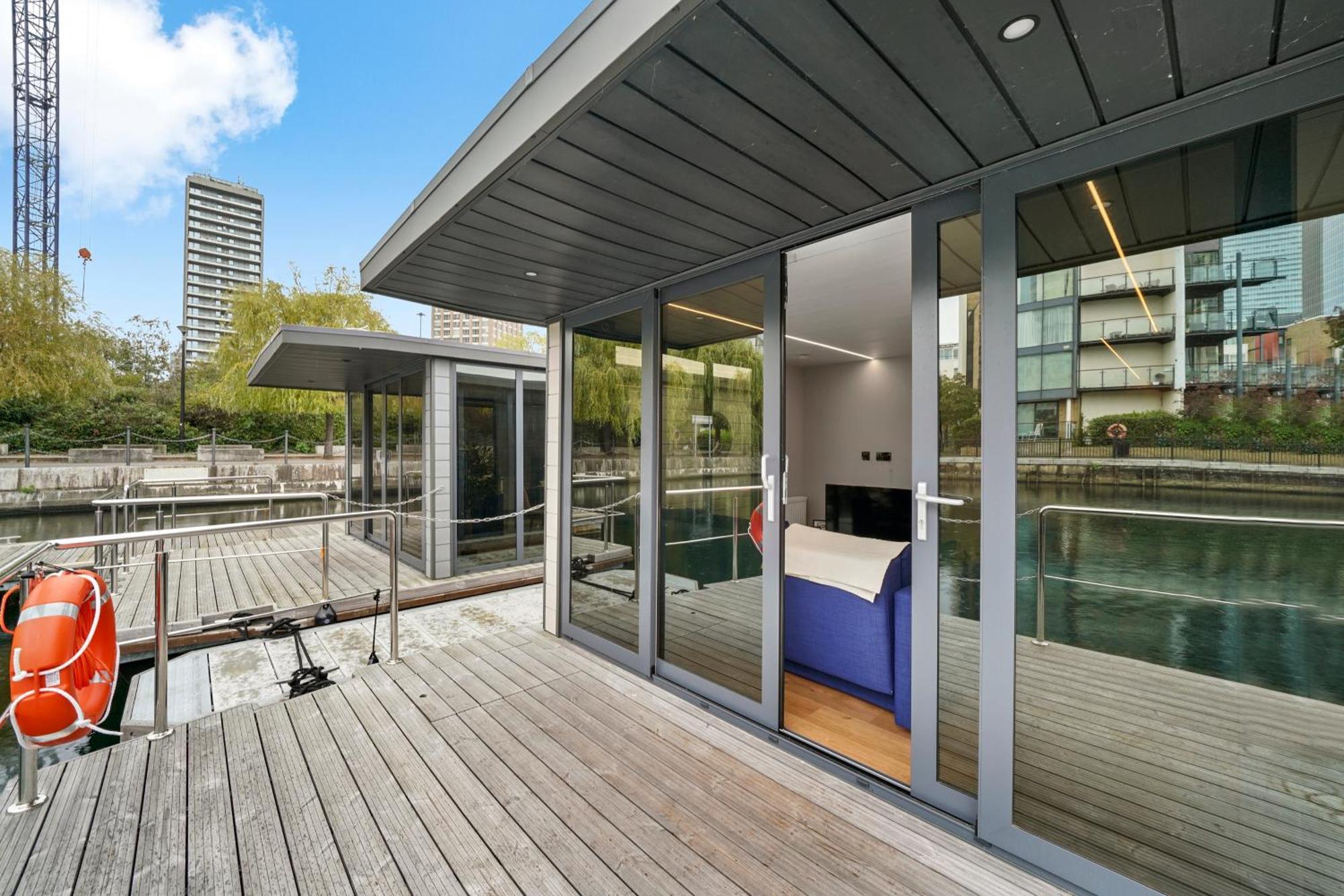 Unique Water In - Sleeps 6 *