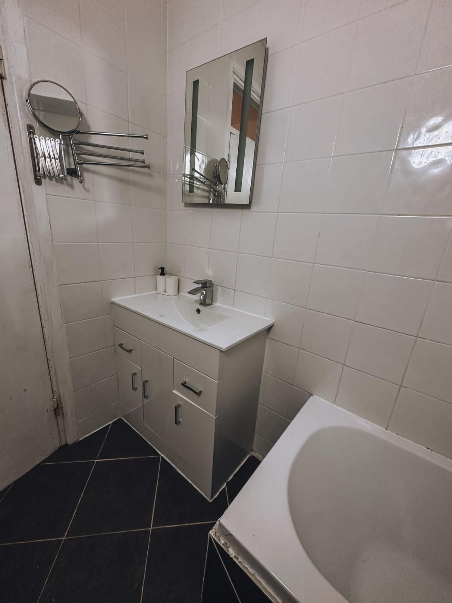Cosy 2 Bedroom In Swiss Cottage. Apartment London
