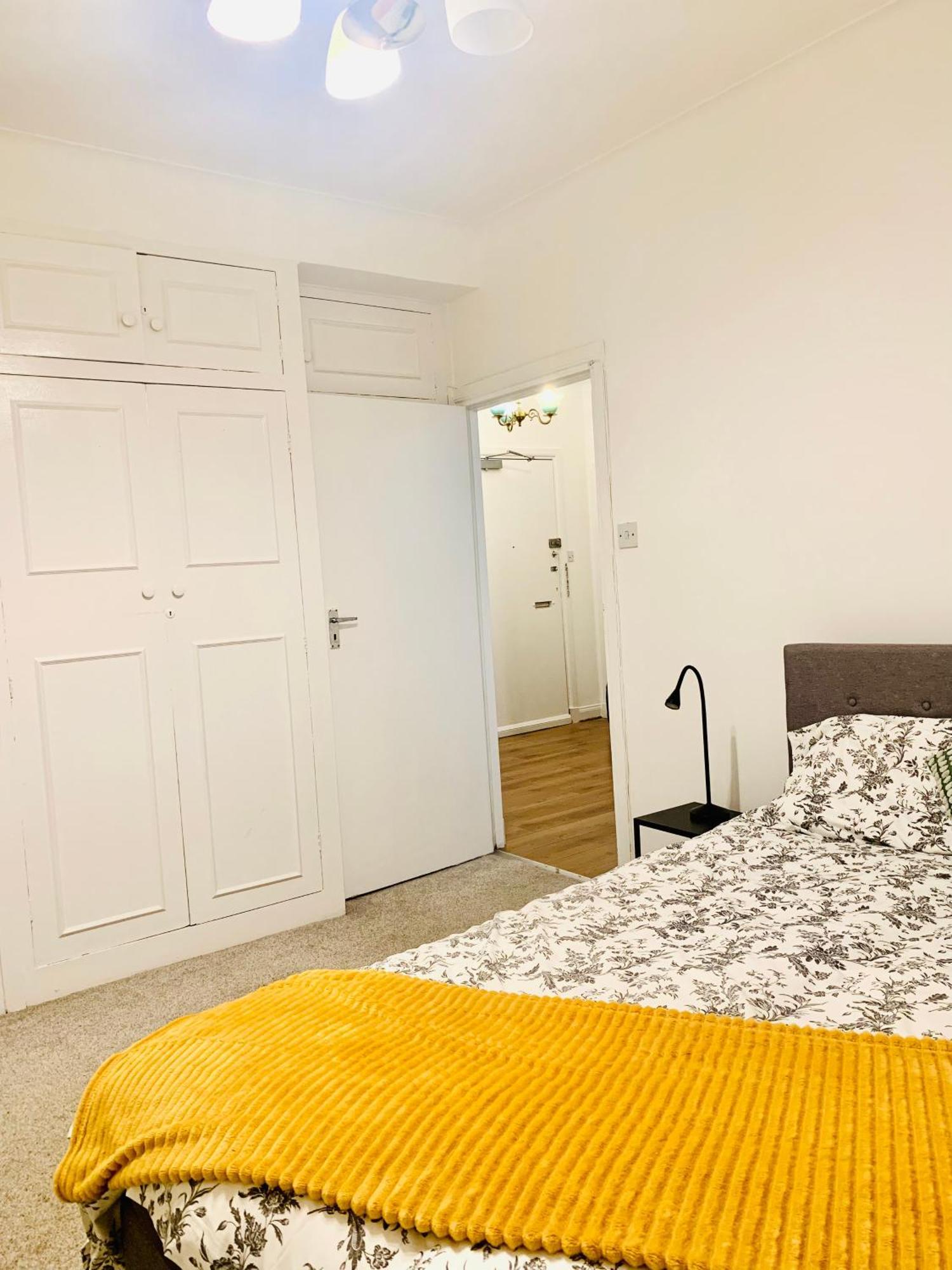 Cosy 2 Bedroom In Swiss Cottage. * London