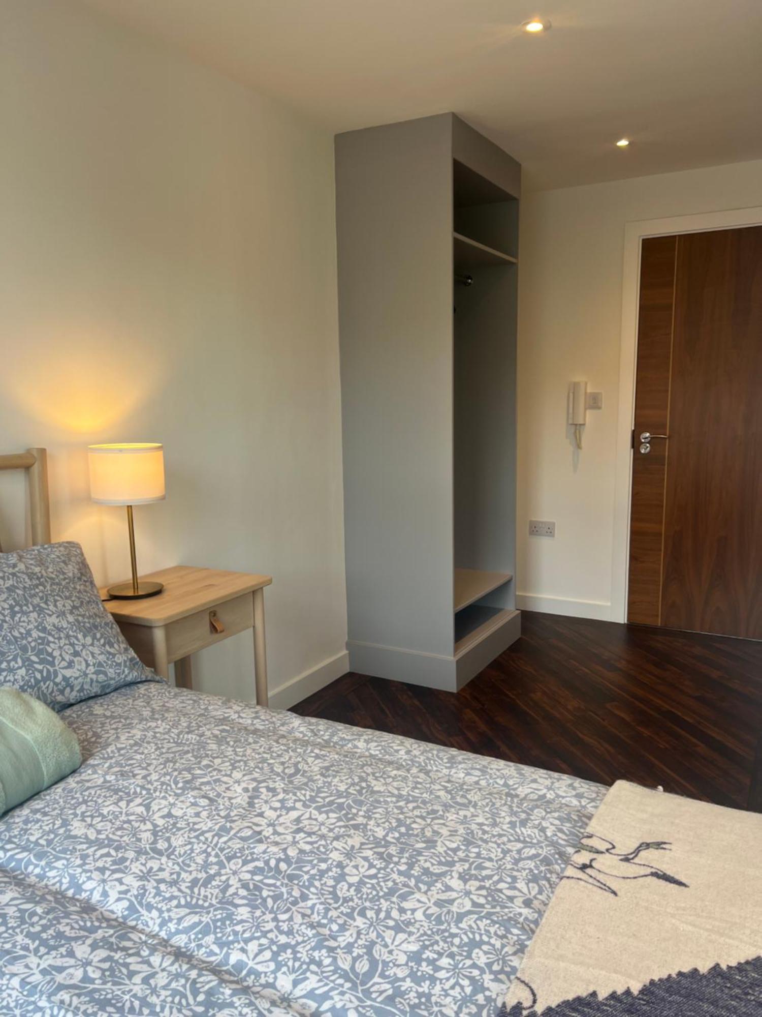Spacious Battersea And *