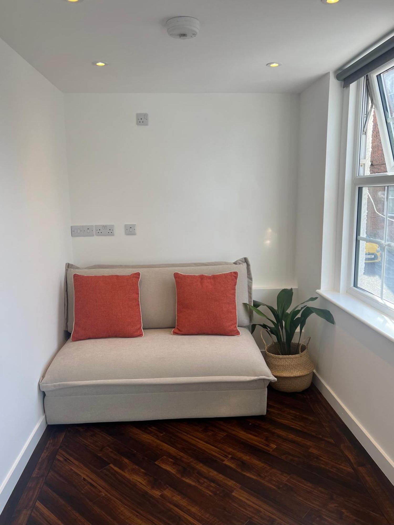 Spacious Battersea And *