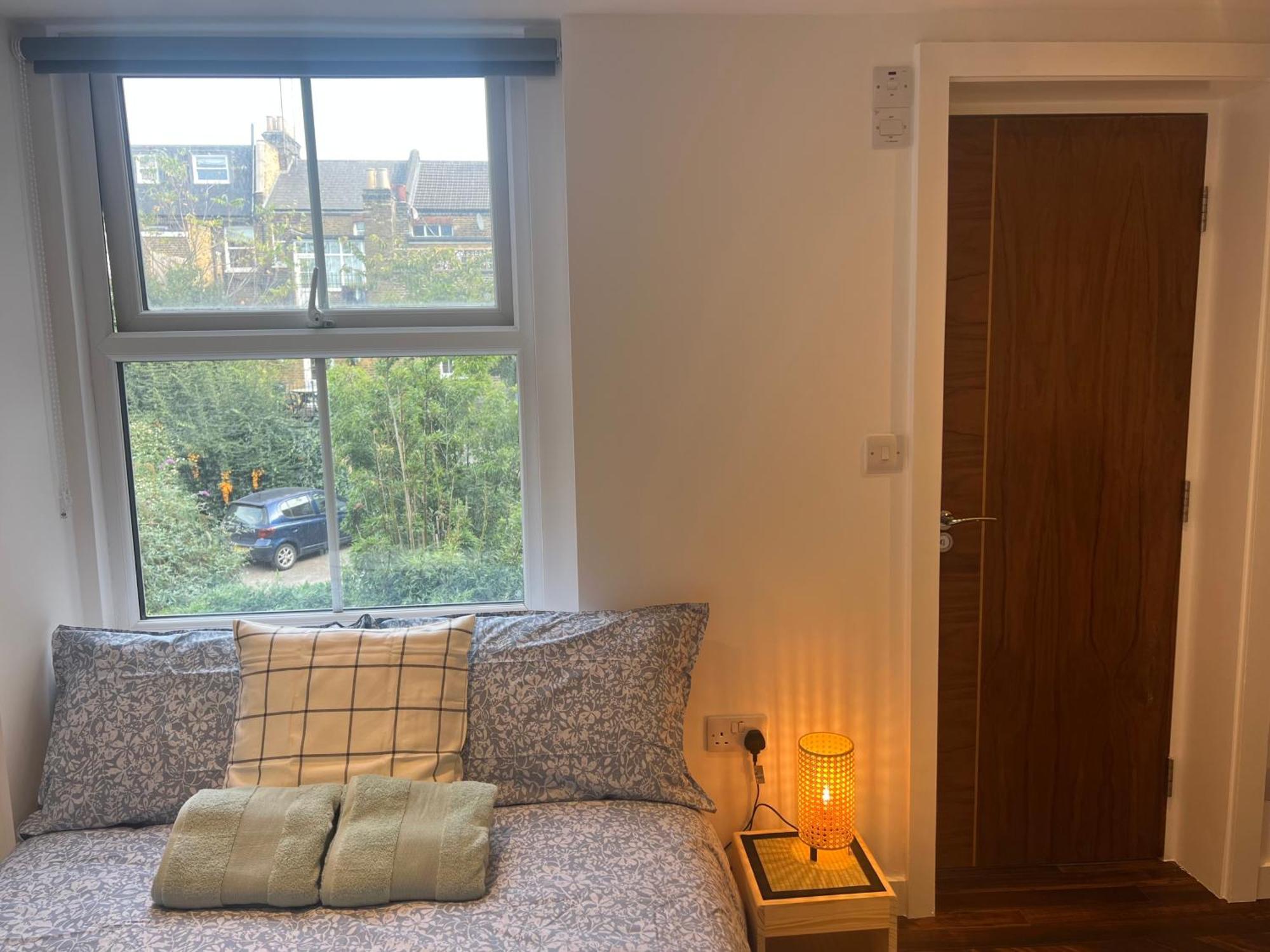 Spacious Battersea And *