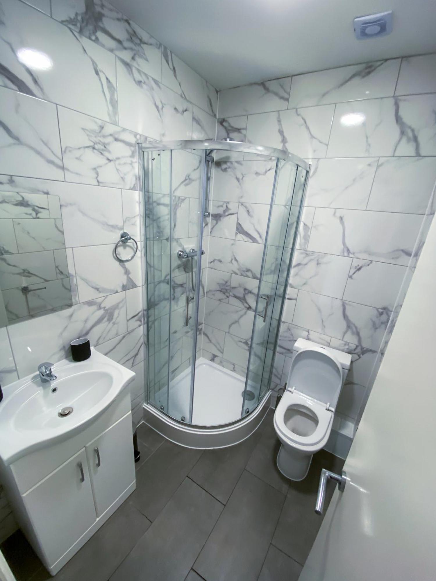 Modern 1 Bedroom Flat In Wood * Londen