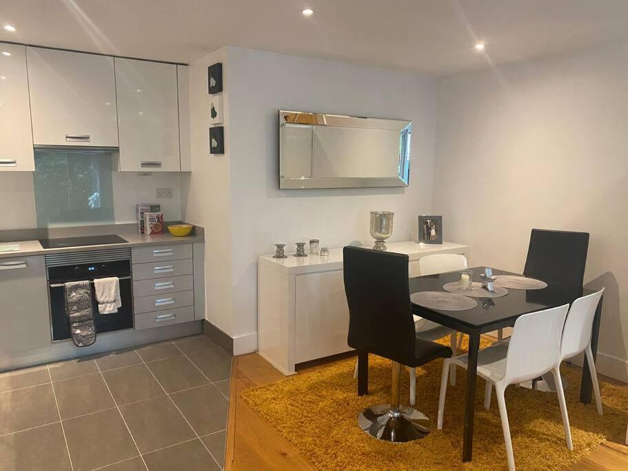 Lovely And Spacious Wimbledon Flat Apartment London