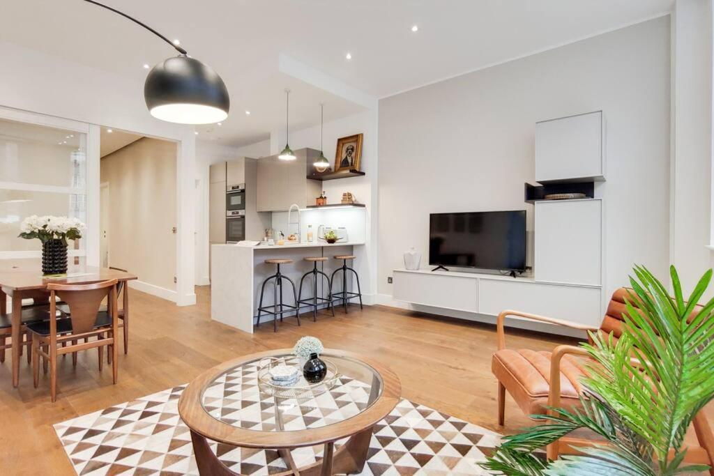 8 Borough - Modern & Elegant 2-bed, 2-bath Apartment London