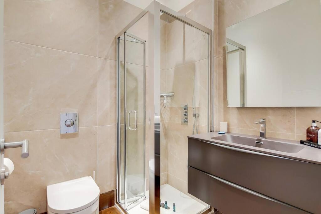 8 Borough - Modern & Elegant 2-bed, 2-bath Apartment *