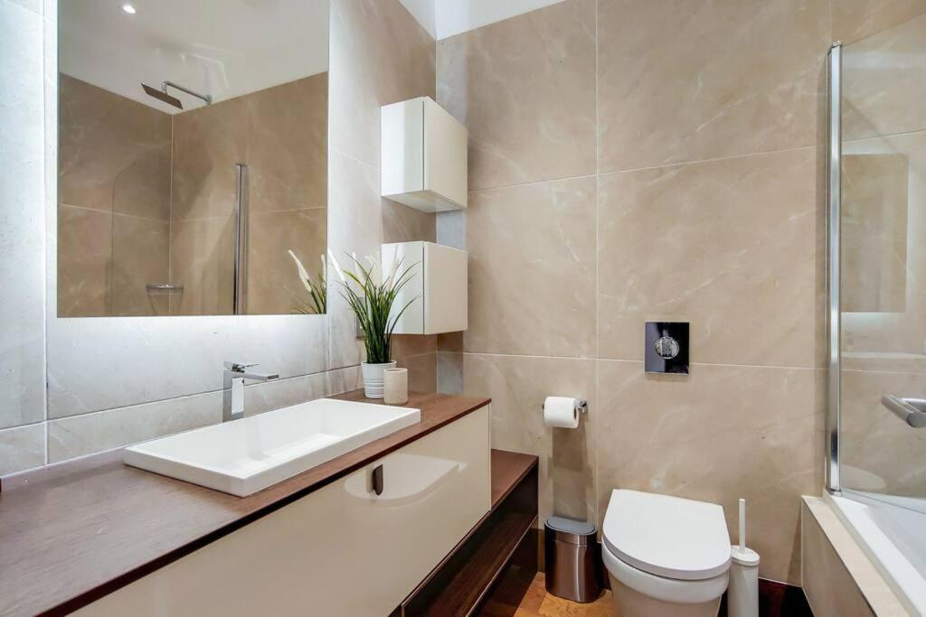 8 Borough - Modern & Elegant 2-bed, 2-bath