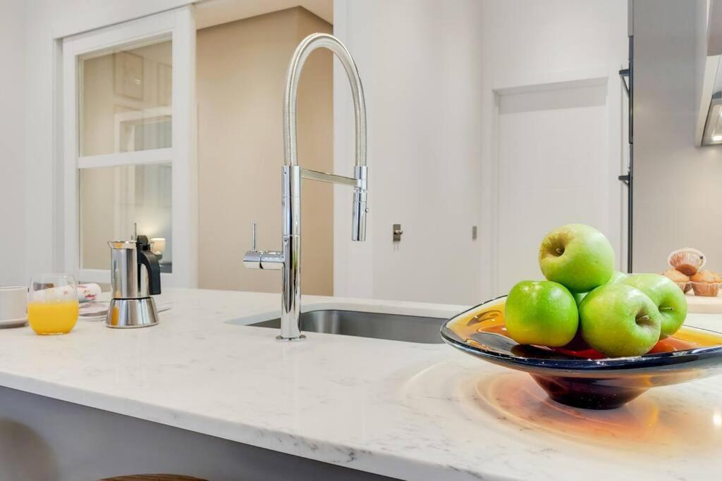 8 Borough - Modern & Elegant 2-bed, 2-bath Apartment *
