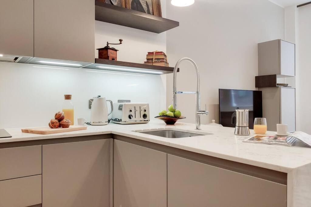 8 Borough - Modern & Elegant 2-bed, 2-bath * London