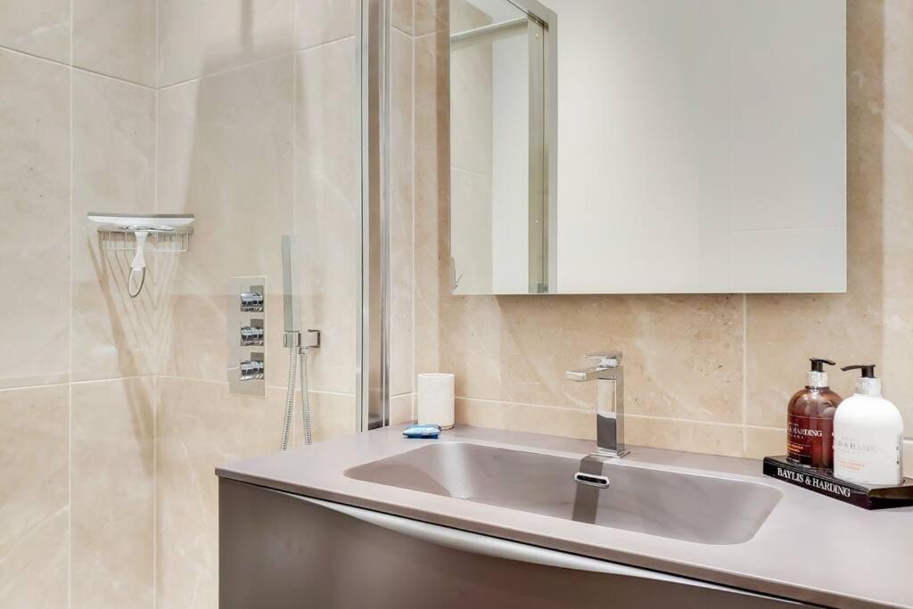 8 Borough - Modern & Elegant 2-bed, 2-bath Apartment *
