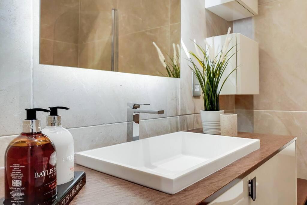 8 Borough - Modern & Elegant 2-bed, 2-bath *