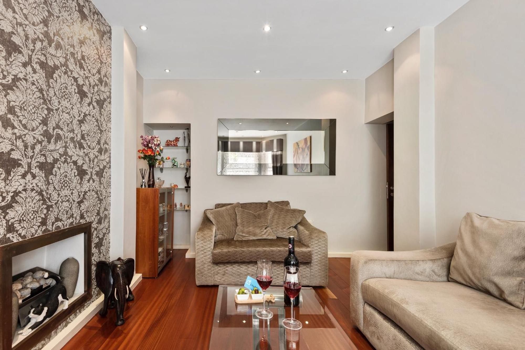 Bright Earl's Court Apartment- Sva * London