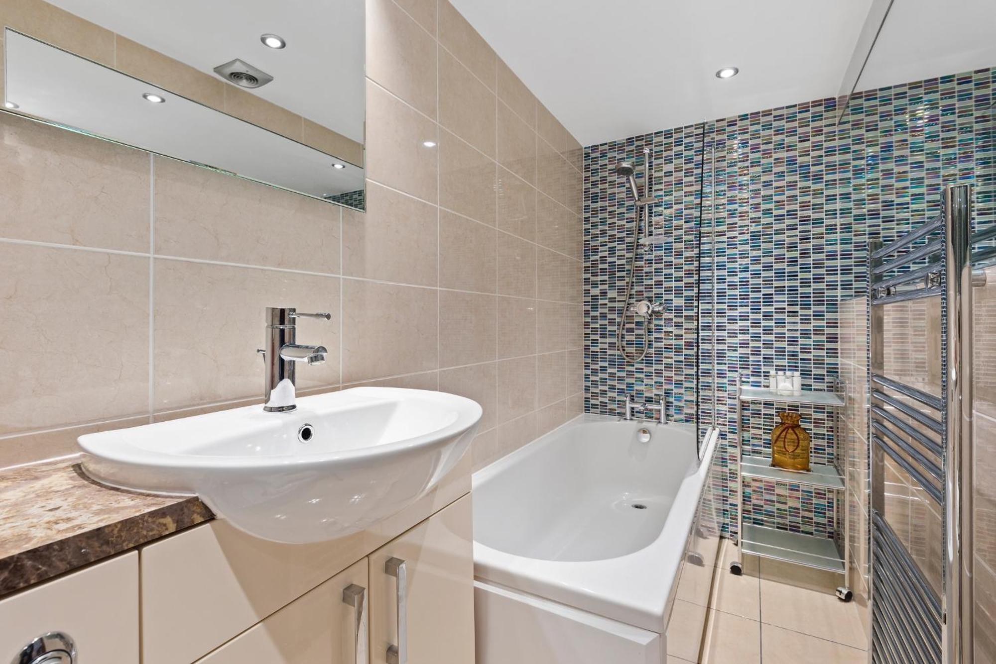 Bright Earl's Court Apartment- Sva London