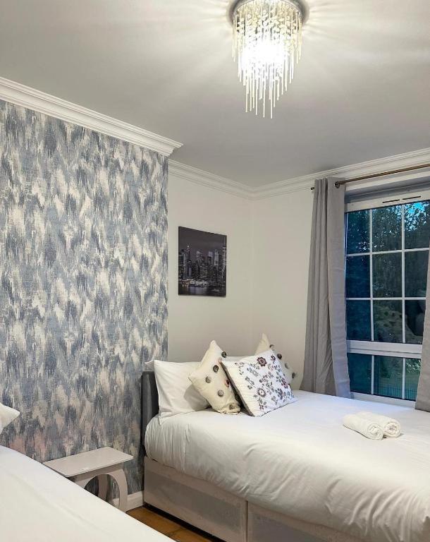 Budget Grey House *