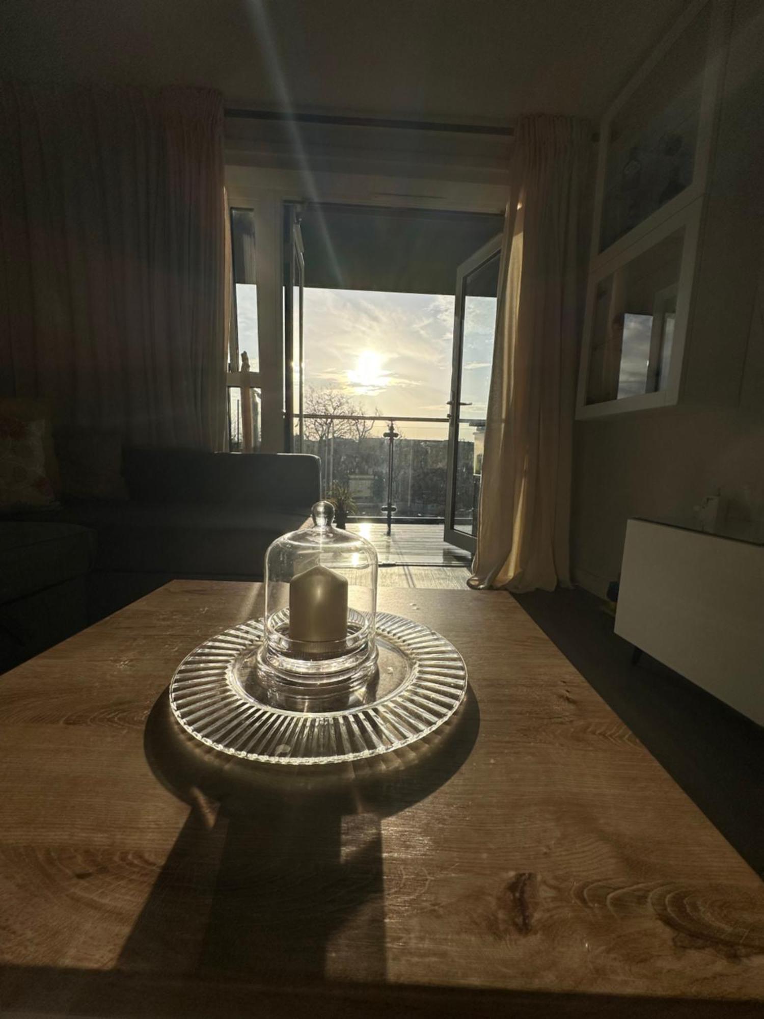 Lovely 2-bed In Apartment *