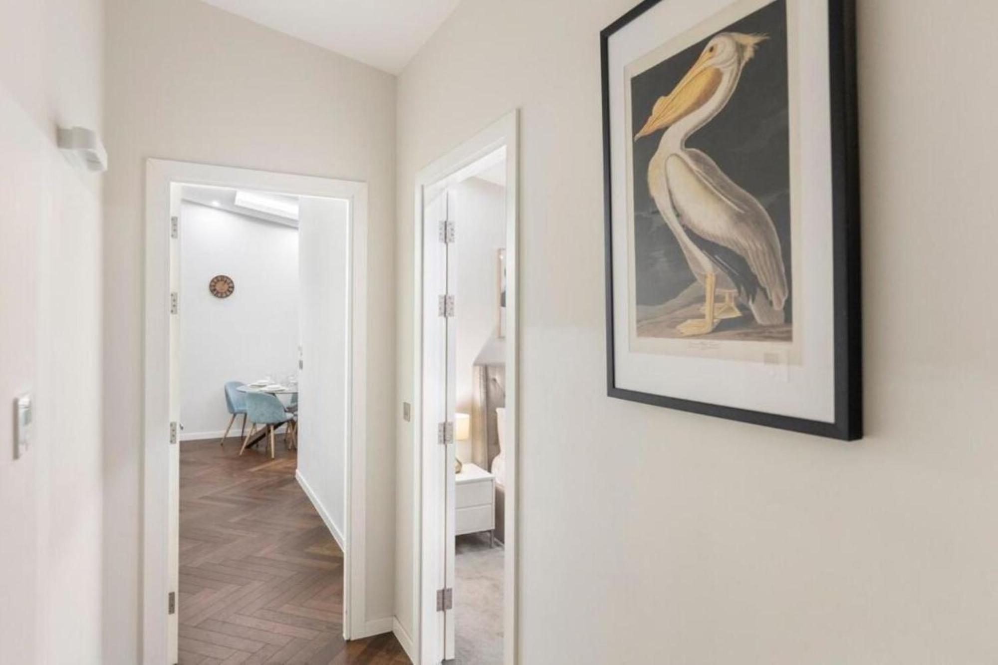 Modern Simplicity, Minimalist 2br Flat In Appartement Londen