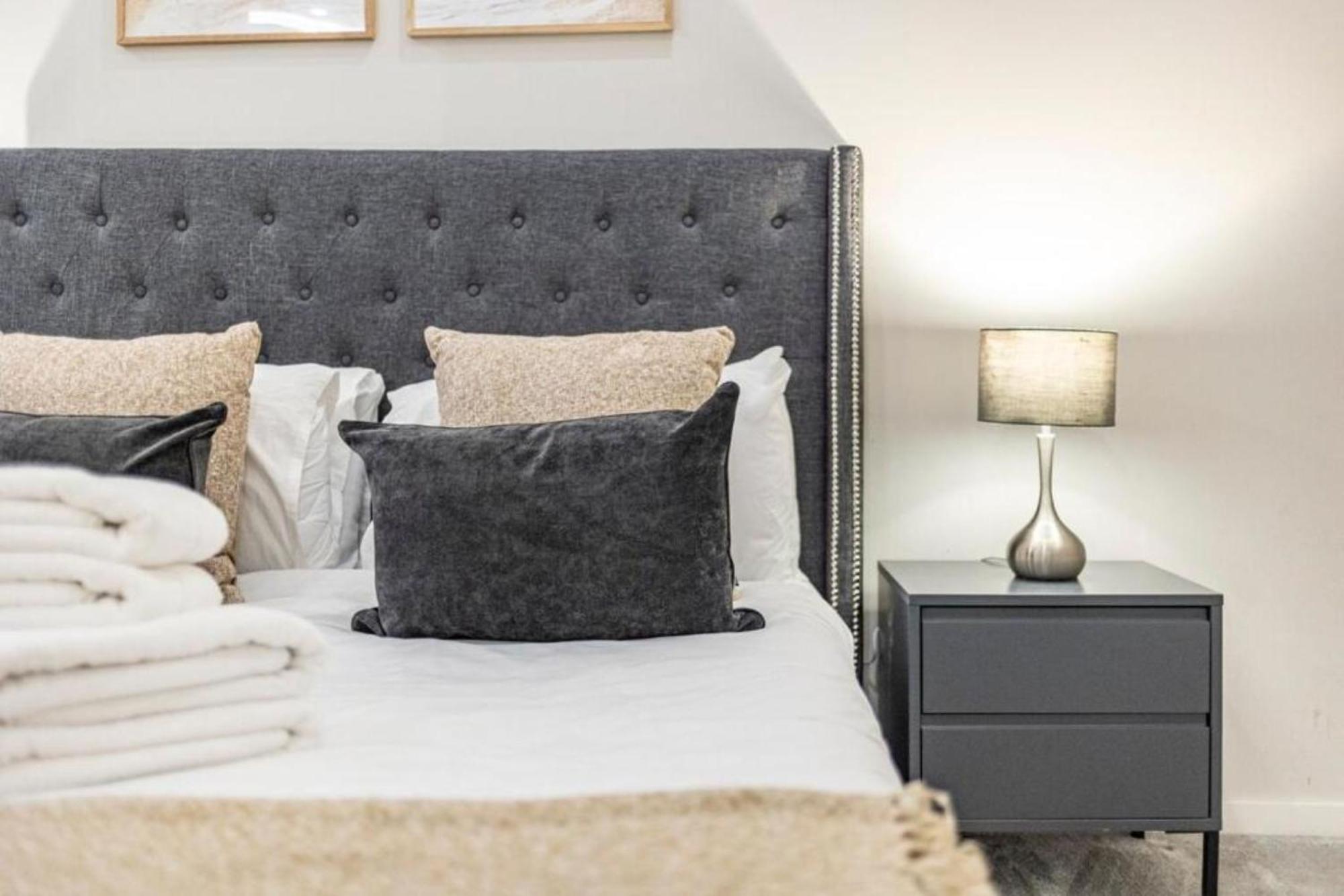 Modern Simplicity, Minimalist 2br Flat In Londen