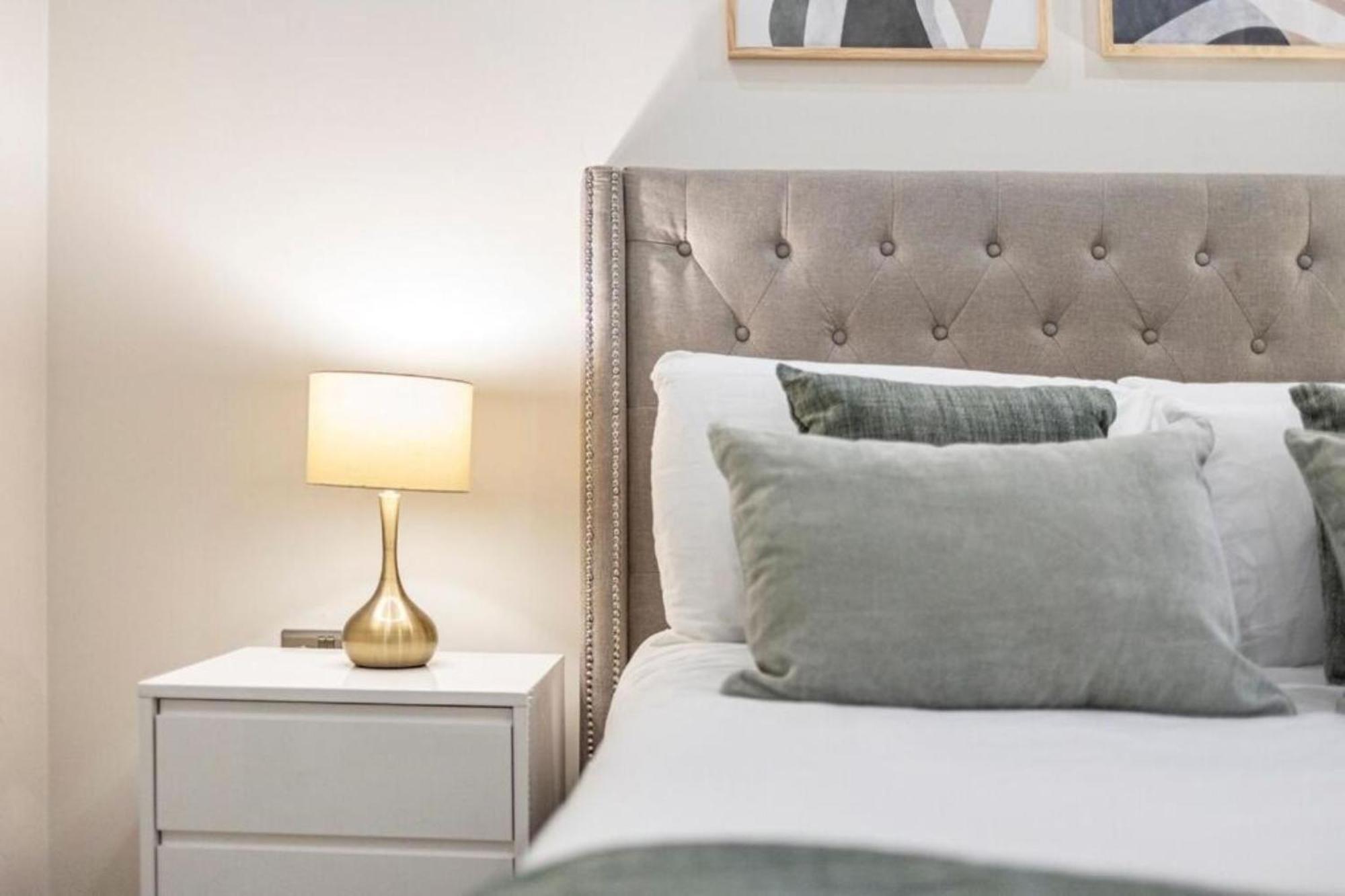 Modern Simplicity, Minimalist 2br Flat In * Londen