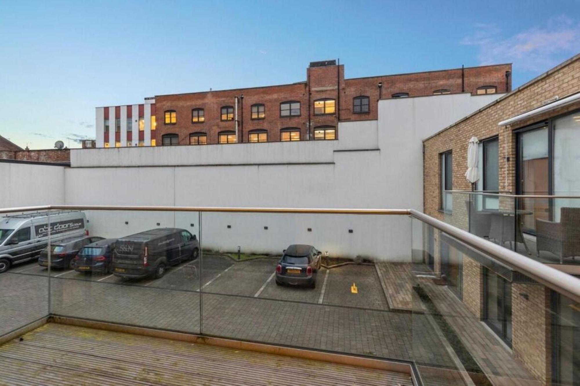 Modern Simplicity, Minimalist 2br Flat In * Londen