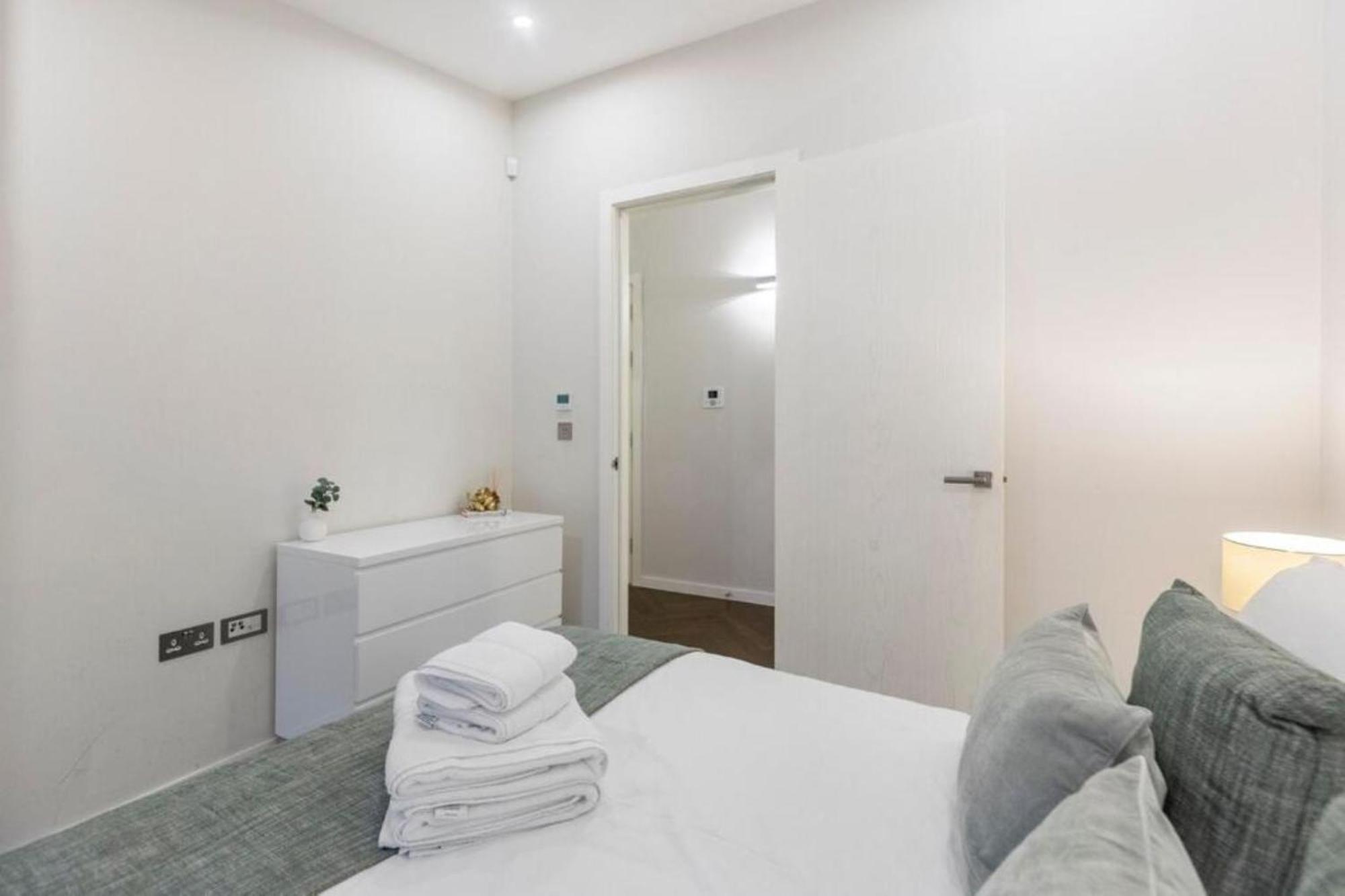 Modern Simplicity, Minimalist 2br Flat In Appartement