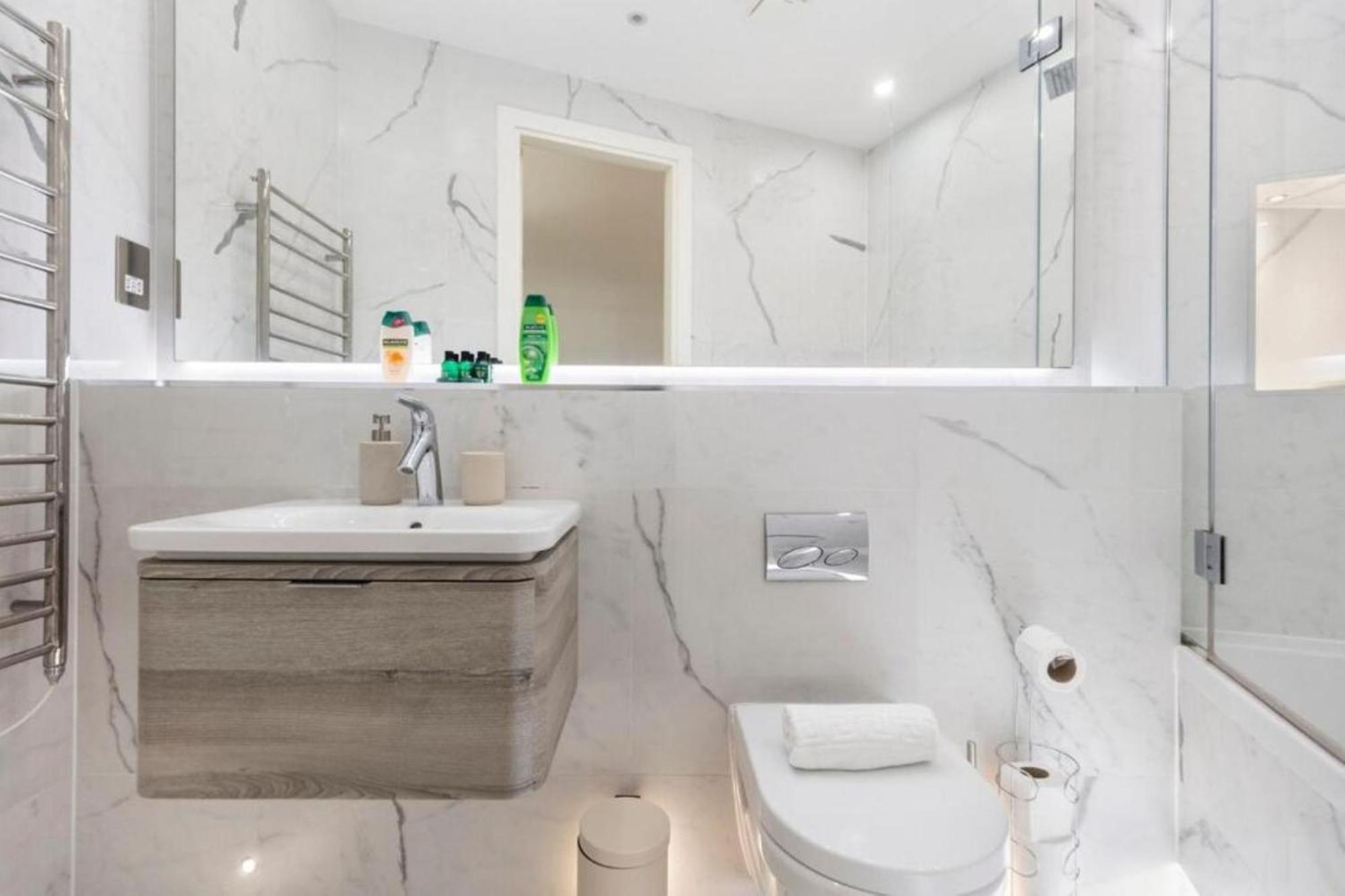 Modern Simplicity, Minimalist 2br Flat In Appartement Londen
