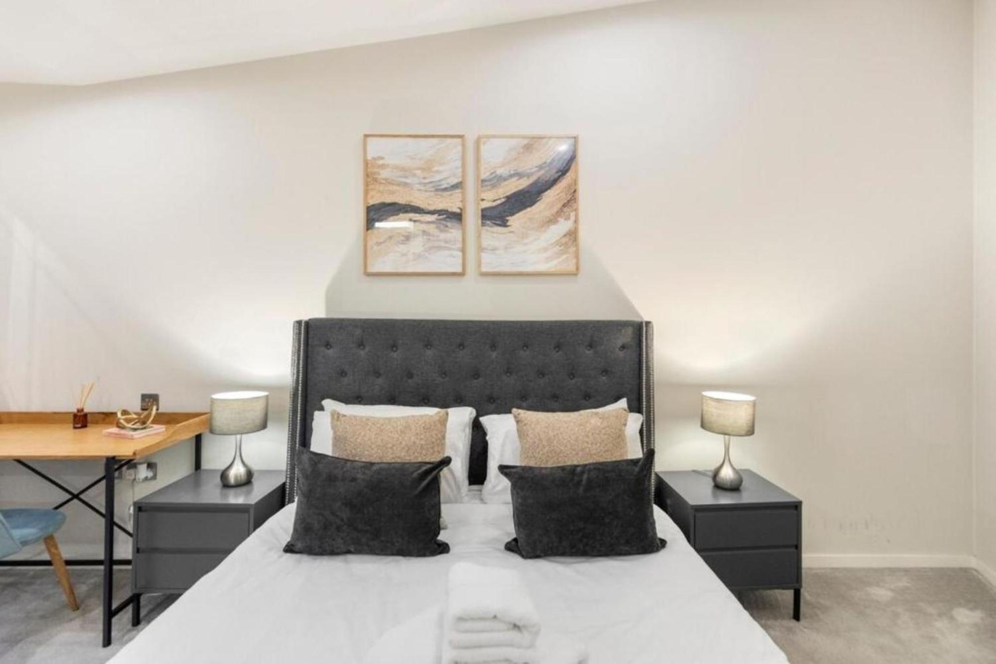 Modern Simplicity, Minimalist 2br Flat In Londen