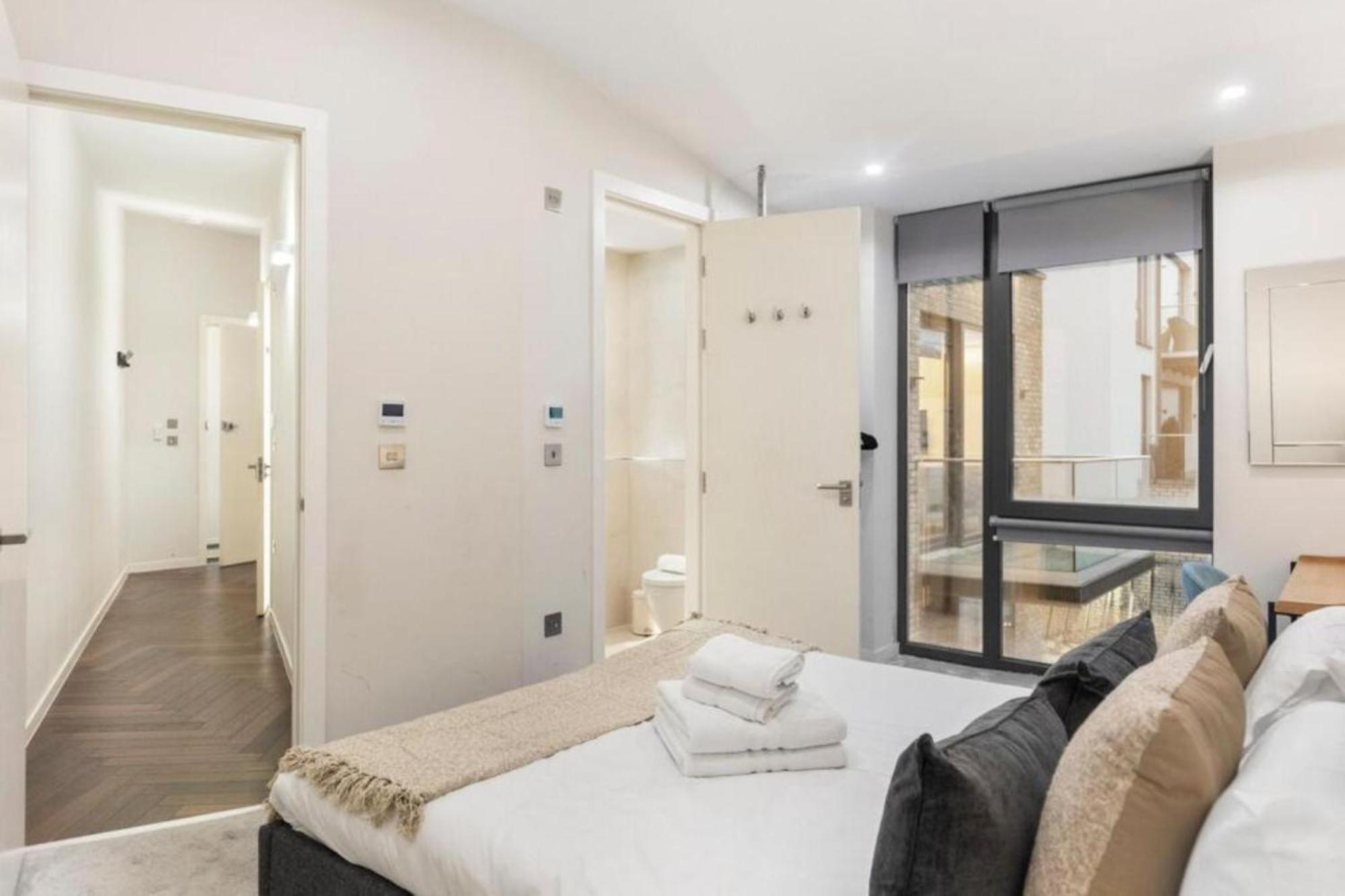 Modern Simplicity, Minimalist 2br Flat In Appartement