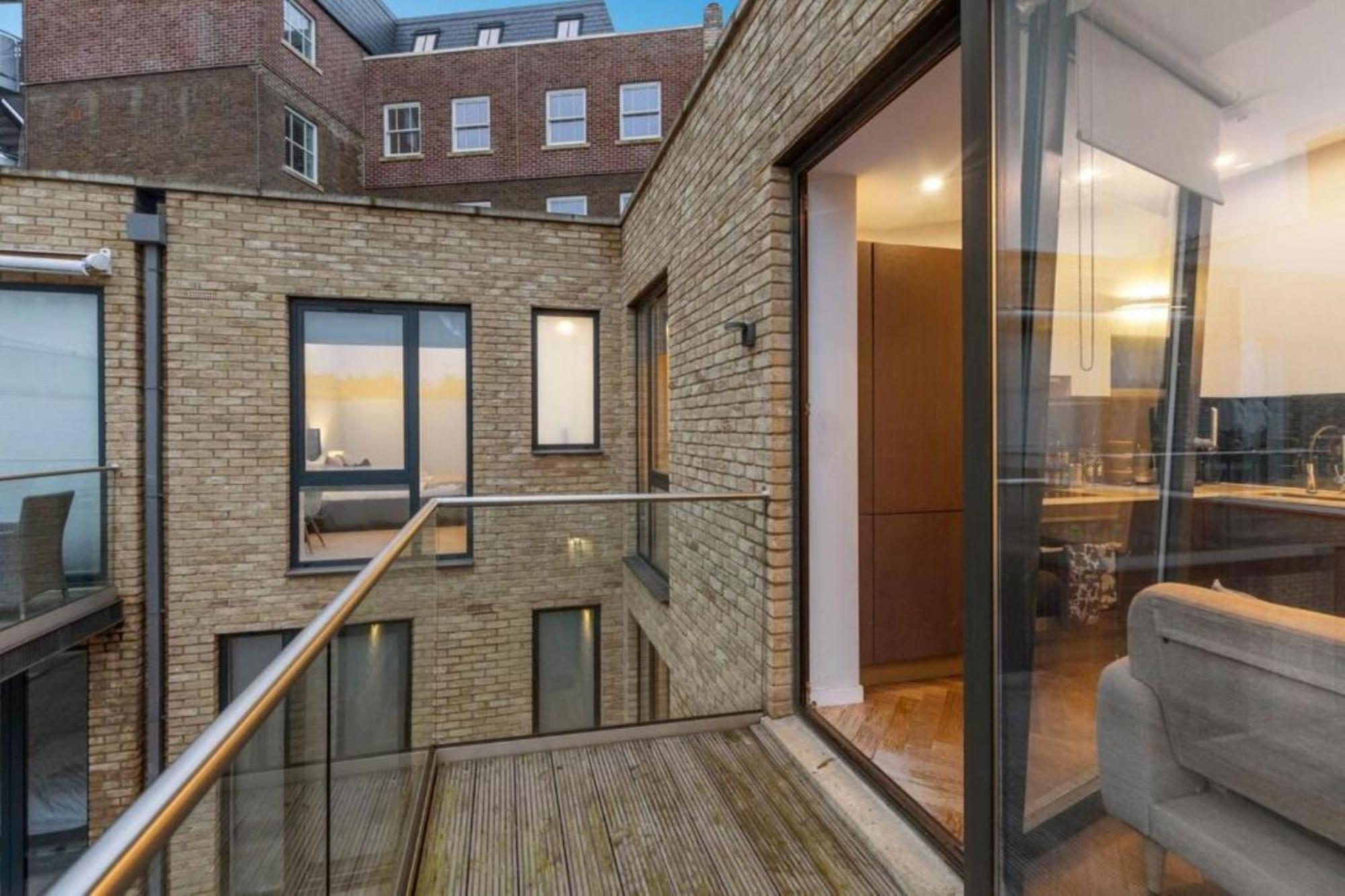 Modern Simplicity, Minimalist 2br Flat In * Londen