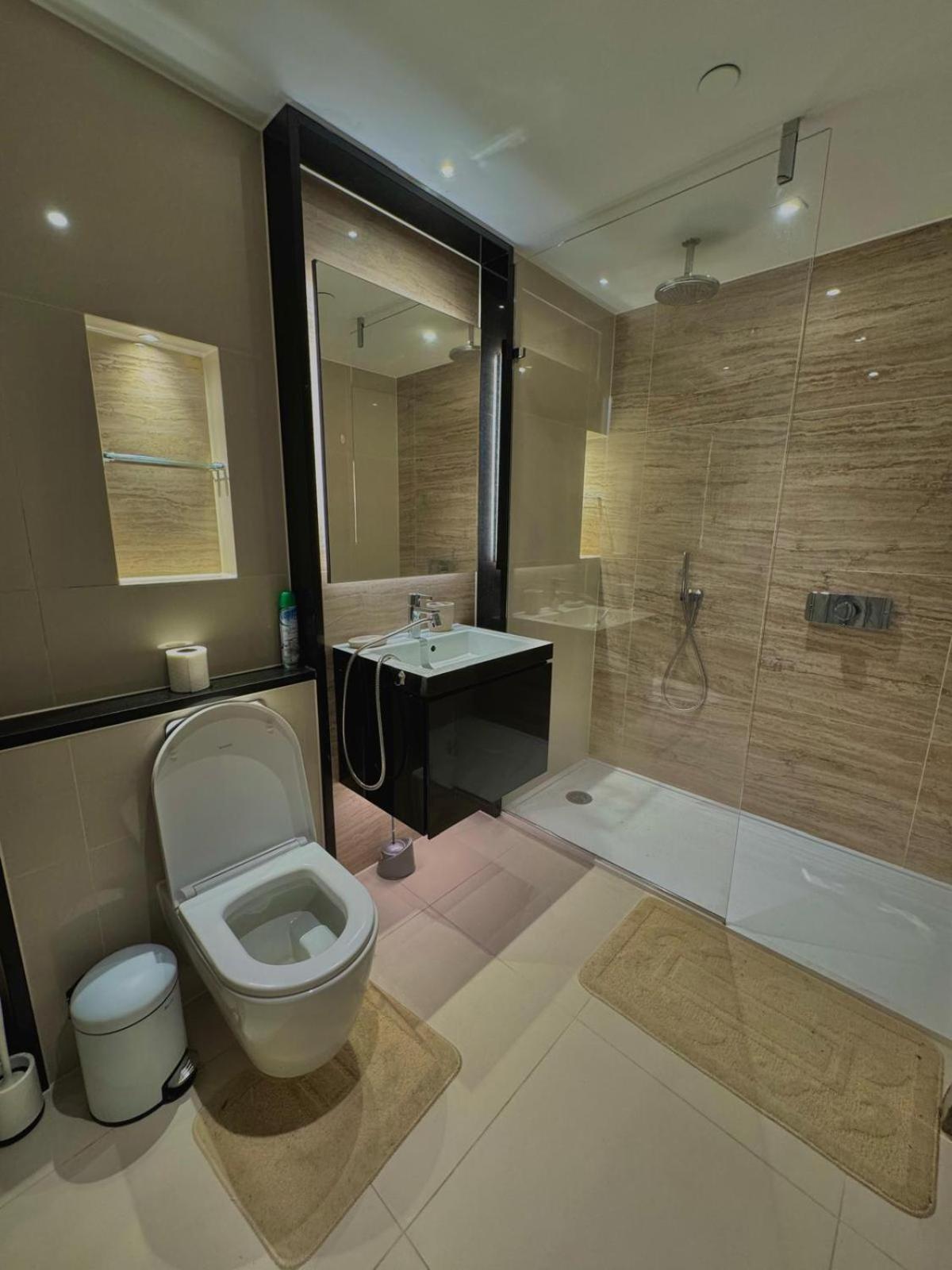 Oxford Street Apartment *