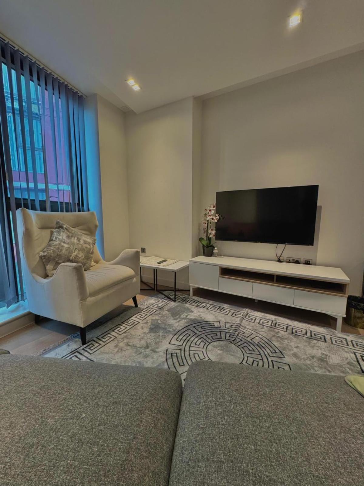 Oxford Street Apartment *