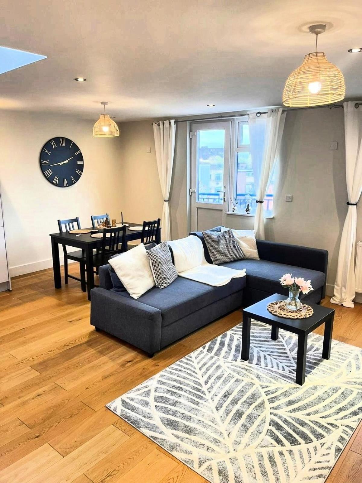 Stylish 1-bed Flat In Canary Wharf Apartment *