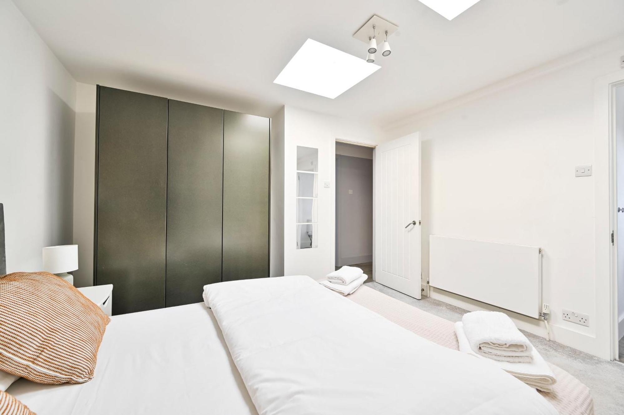 Farringdon Comfortable 3 Bed
