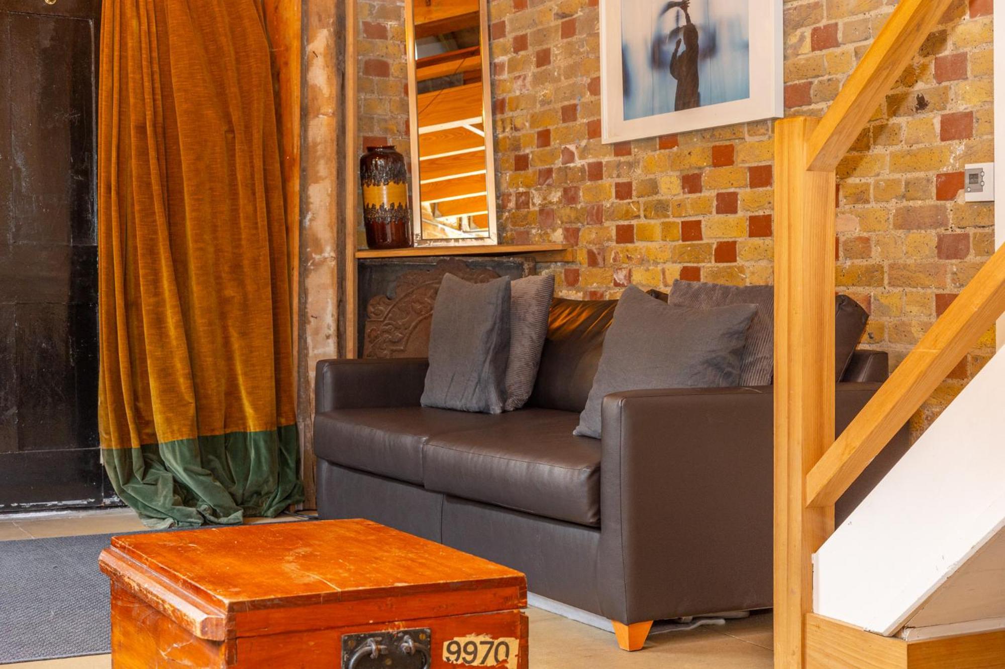 Historic Detached House With Private Courtyard Apartment *