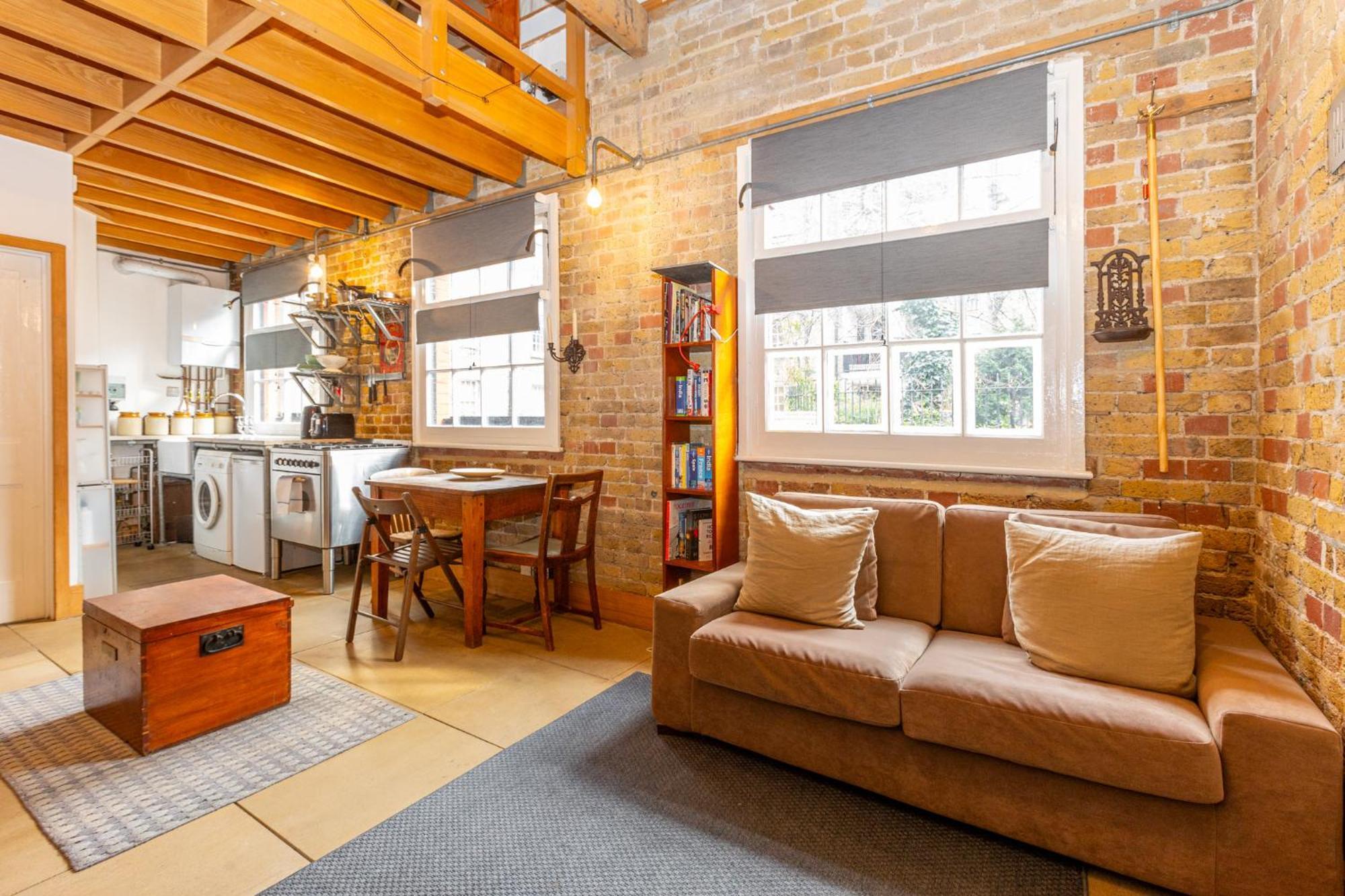 Historic Detached House With Private Courtyard Apartment London
