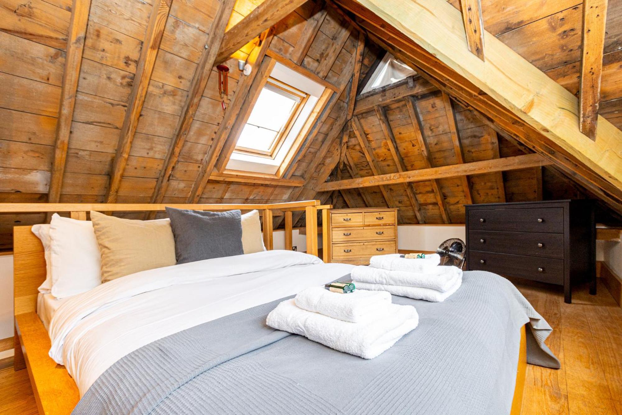 Historic Detached House With Private Courtyard Apartment