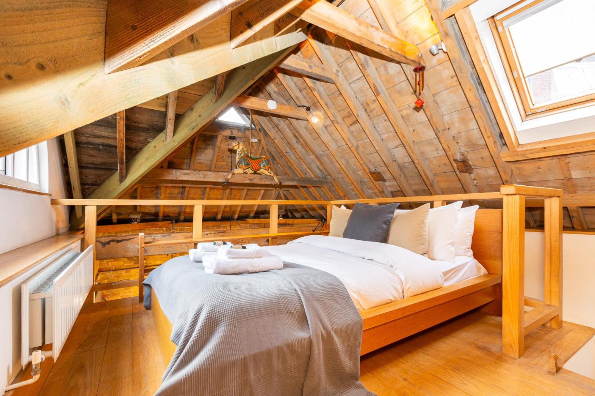 Historic Detached House With Private Courtyard Apartment
